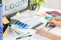 VI（ビジュアル・アイデンティティ）とは？意味や事例を解説