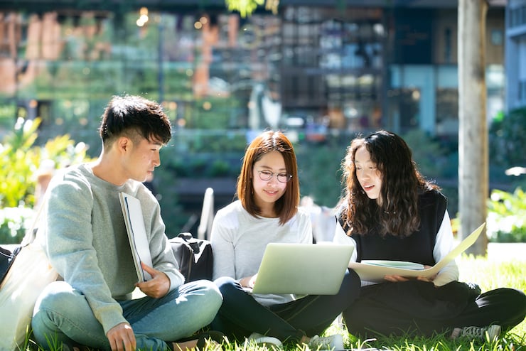 Z世代とは? 何歳を指すのか、特徴や有効なマーケティング手法を解説