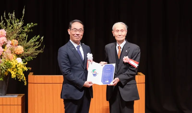 100周年記念式典で授与する感謝状・表彰状の 可変印刷、セット作業で円滑な式典運営に貢献